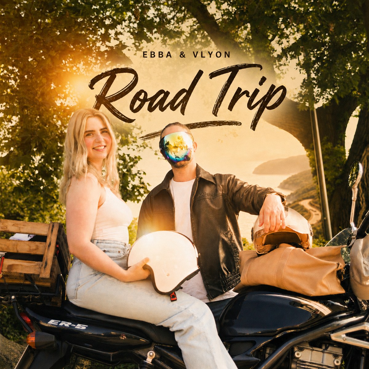 Ebba & Vlyon – ROADTRIP: offizielles Cover mit Ebba auf dem Motorrad und Vlyon mit verspiegeltem Face Shield
